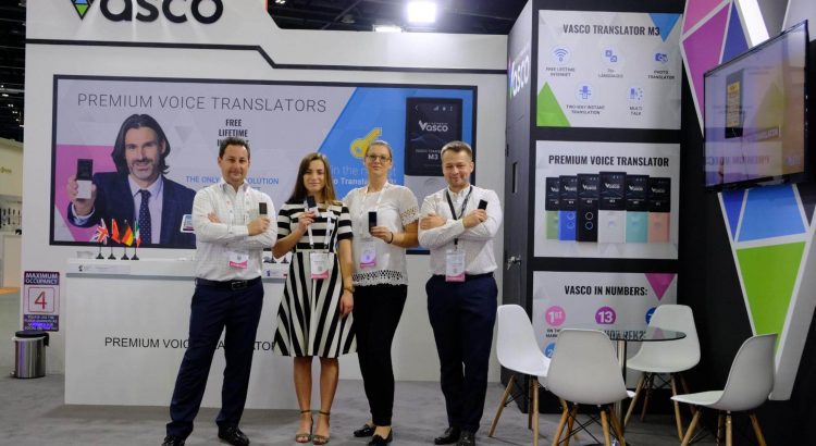 Stoisko Vasco Electronics na GITEX, a na pierwszym planie przedstawiciele firmy z translatorami w ręku.