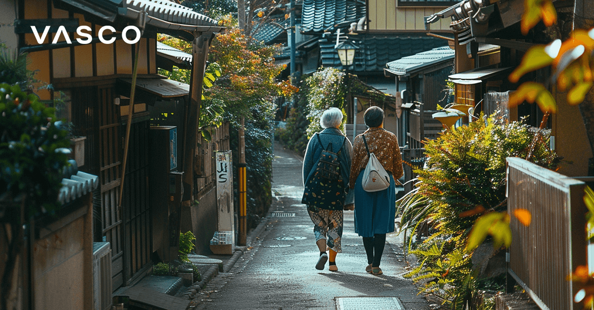 Seniorki spacerujące uliczką w Japoni.