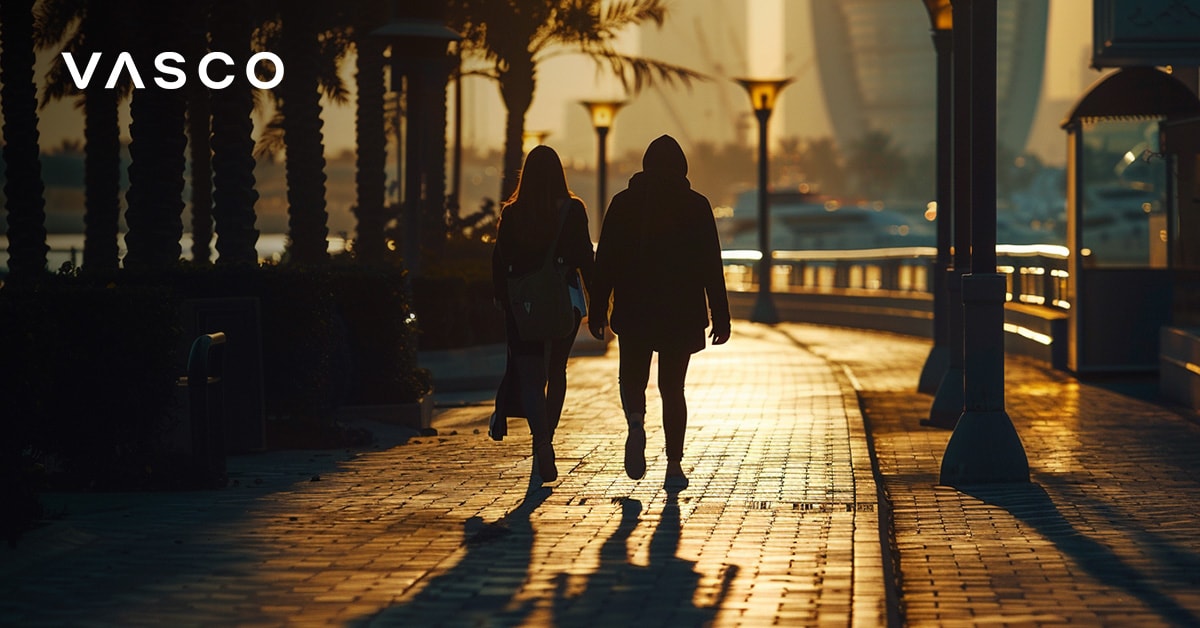 Para idąca promenadą Dubai Marina podczas zachodzu słońca