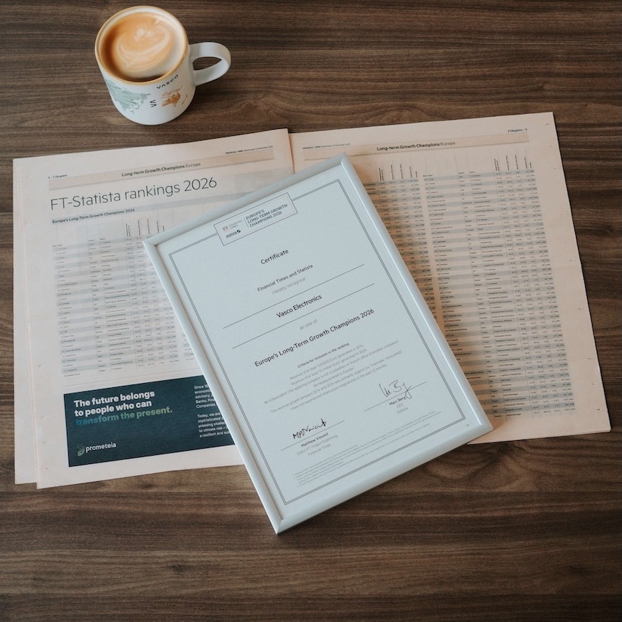 FT-Statista-2026 Na drewnianym stole leżą dyplom oraz gazeta z wyróżnieniem dla Vasco Electronics za znalezienie się w zestawieniu „Europe’s Long-Term Growth Champions 2026