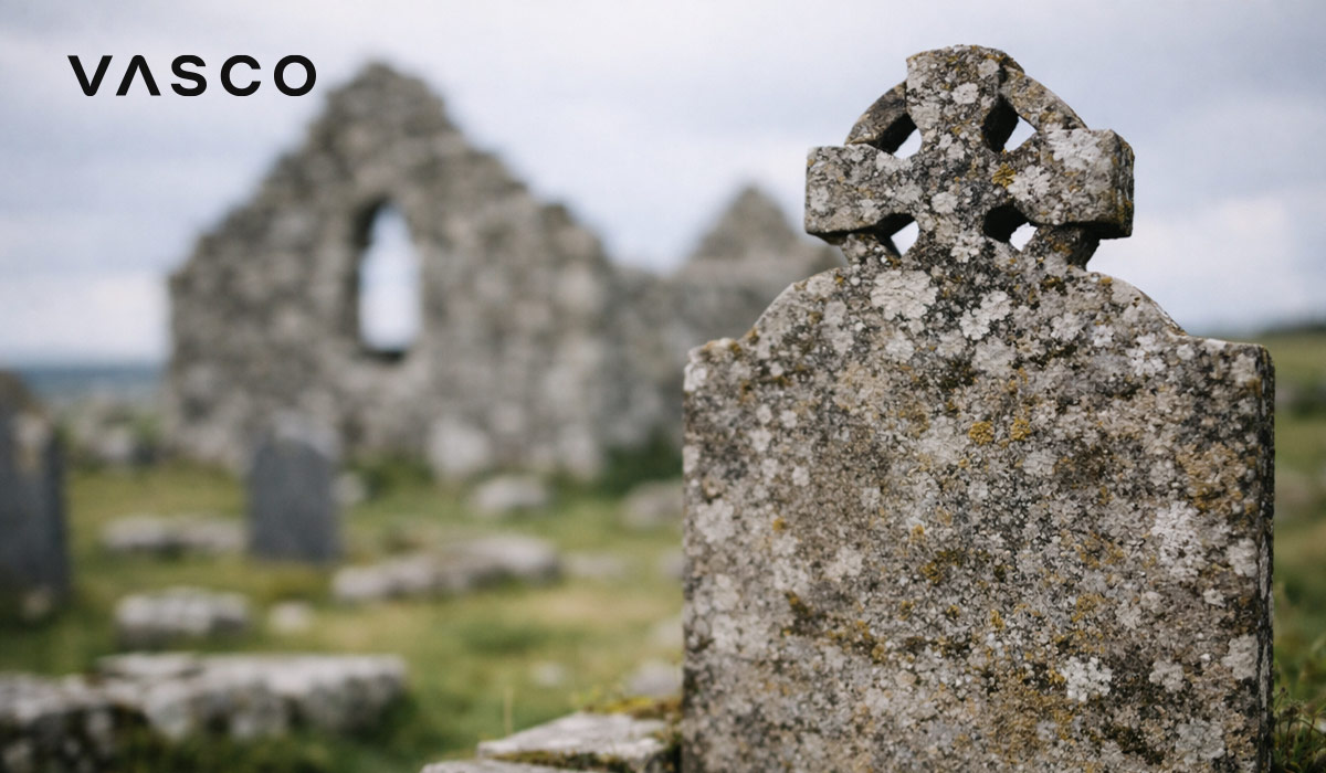 zwietrzały celtycki krzyż nagrobny w pobliżu starożytnych ruin kamiennych