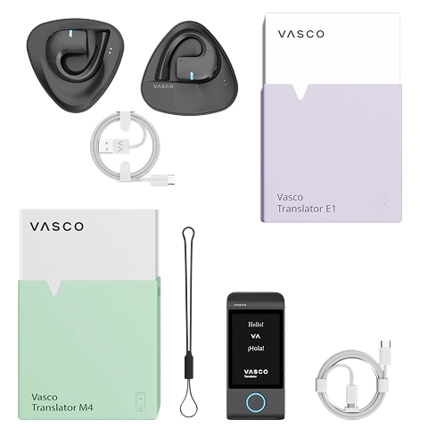 M4 E1 set Zestaw Vasco Translator E1 z dwiema bezprzewodowymi słuchawkami do tłumaczeń, kablem ładującym, instrukcją, etui i opakowaniem, prezentowany obok pudełka Vasco Translator M4 ze smyczką i kablem.