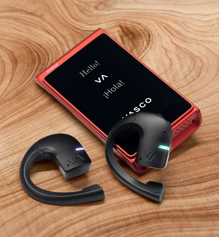 Człowiek klika ustawienia słuchawek tłumaczących w urządzeniu Vasco V4