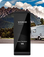 Kamper zaparkowany przy drodze, w tle góry, zdjęcie Vasco Translator V4 w kolorze Black Onyx.
