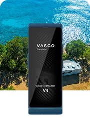 Kamper zaparkowany przy wybrzeżu, w tle malownicze wody, zdjęcie Vasco Translator V4 w kolorze Cobalt Blue.