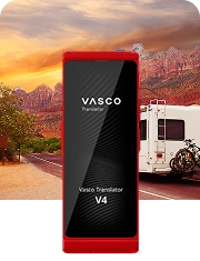 Kamper jedzie drogą, w tle czerwone góry i zachód słońca, zdjęcie Vasco Translator V4 w kolorze Ruby Red.
