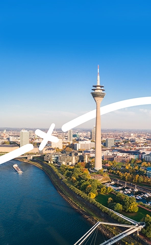 Widok na Wieżę Telewizyjną w Düsseldorfie (Rheinturm), charakterystyczny punkt w panoramie miasta.
