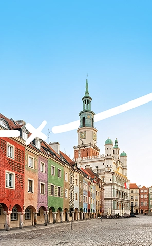 Widok na miasto Poznań z kolorowymi, zabytkowymi kamienicami.

