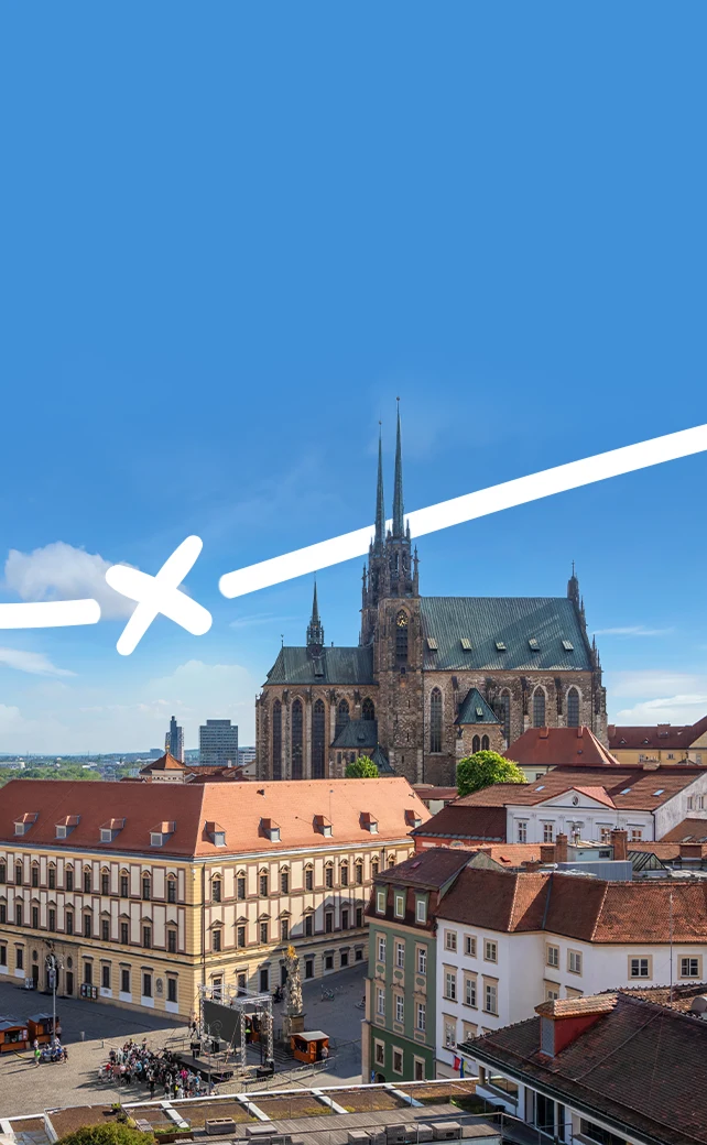 Widok z lotu ptaka na zabytkowe miasto Brno w Czechach, z katedrą św. Piotra i Pawła oraz jej charakterystycznymi bliźniaczymi neogotyckimi wieżami.