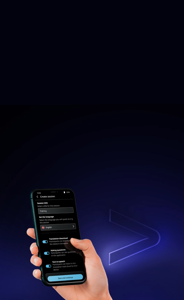 Dłoń trzymająca smartfon z wyświetlonym ekranem „Utwórz sesję” w aplikacji Vasco AUDIENCE. W interfejsie o ciemnej kolorystyce widoczny jest tytuł sesji „Szkolenie”, język „angielski” oraz aktywne przełączniki umożliwiające pobranie tłumaczenia, zadawanie pytań i odczyt tekstu, umieszczone nad cyjanowym przyciskiem „Zapisz i kontynuuj”.