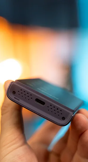 Model Vasco Q1 widziany od dołu, z uwydatnionymi potężnymi głośnikami.