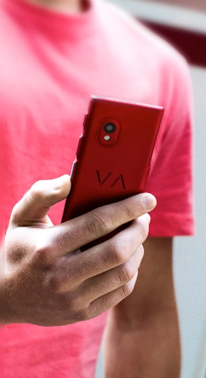 Widok na tył Vasco Translator V4 z wyraźnie pokazanymi przyciskami bocznymi.