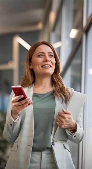 Osoba wręcza Vasco Translator v4 drugiej osobie, demonstrując jego zastosowanie i przedstawiając 10 obsługiwanych silników tłumaczeniowych.