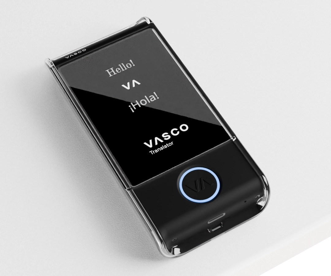 Urządzenie Vasco Translator M4 z białym etui ochronnym i szkłem hartowanym na ekranie, wyświetlające na ekranie dotykowym tłumaczenia „Hello!” i „¡Hola!”.